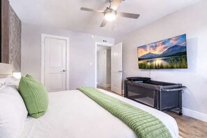 2 bedrooms, iron/ironing board, WiFi, bed sheets - Chic South Tampa Retreat  2 King Beds  Pool, Gym & Prime Walkable Location (Tampa)