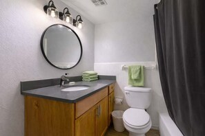 Shower, hair dryer, shampoo - Chic South Tampa Retreat  2 King Beds  Pool, Gym & Prime Walkable Location (Tampa)