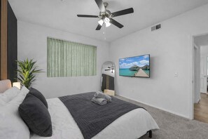 2 slaapkamers, een strijkplank/strijkijzer, reisbedje, wifi
