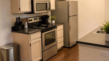 Cafetera y tetera, refrigerador, microondas y horno