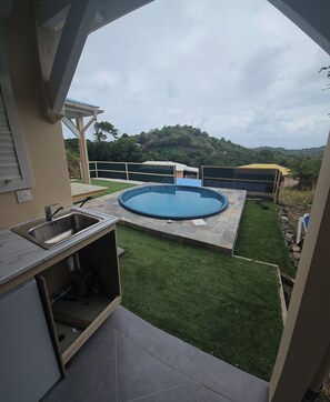 Outdoor spa tub - Enjoy a pleasant, bright and perfectly appointed studio. (Sainte-Anne)