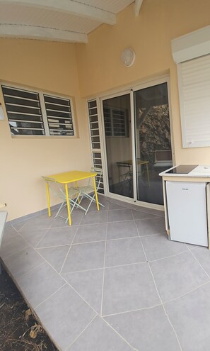 Outdoor dining - Enjoy a pleasant, bright and perfectly appointed studio. (Sainte-Anne)