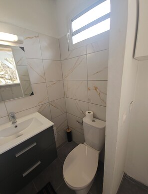 Bathroom - Enjoy a pleasant, bright and perfectly appointed studio. (Sainte-Anne)