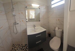 Bathroom - Enjoy a pleasant, bright and perfectly appointed studio. (Sainte-Anne)