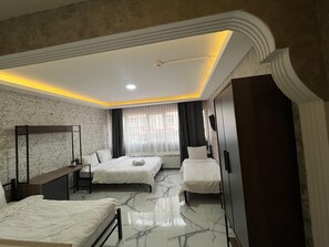 Studio, quang cảnh thành phố | Bàn, bàn ủi/dụng cụ ủi quần áo, truy cập Internet không dây miễn phí 