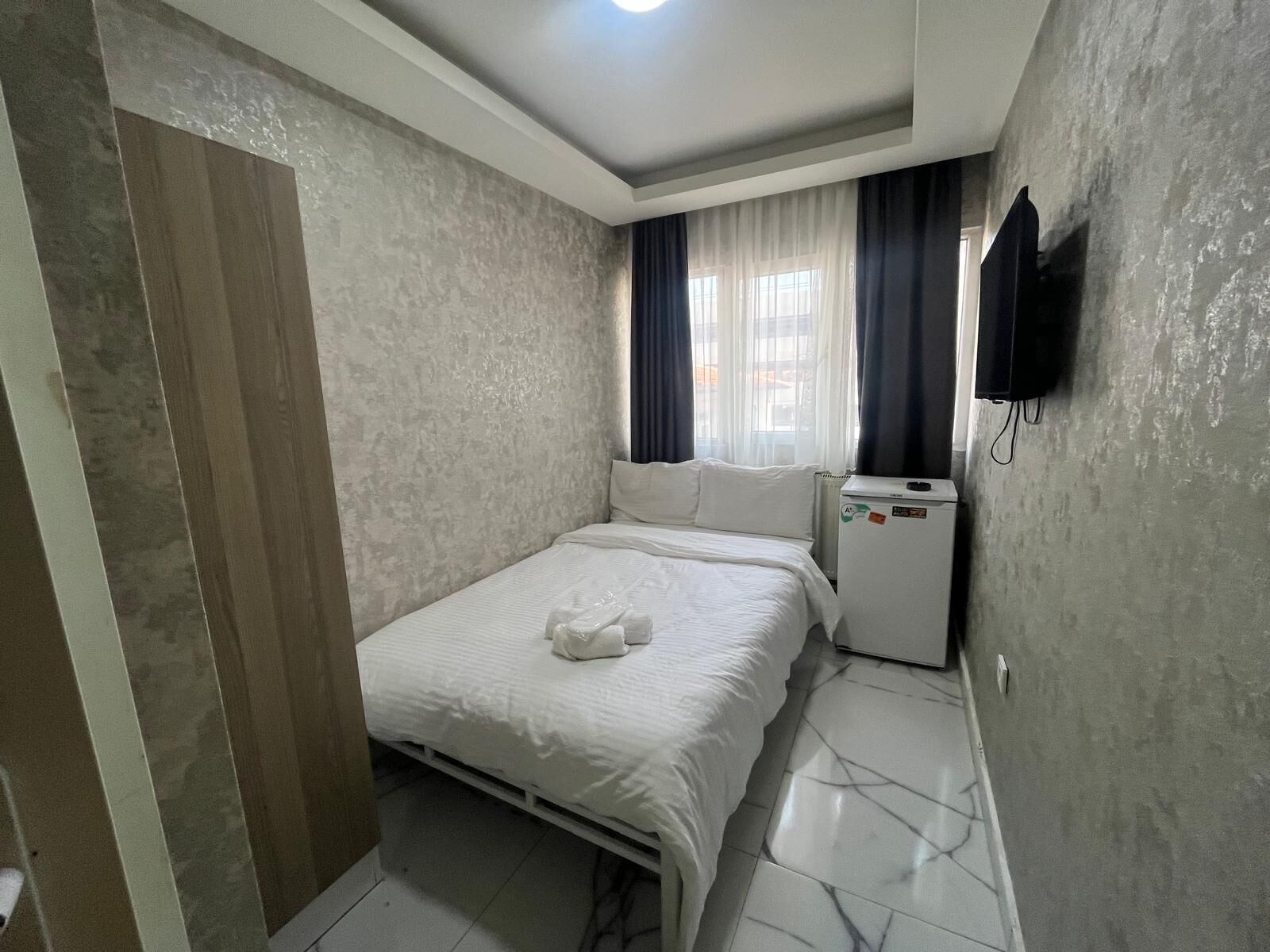Chambre de base, vue sur la ville | Bureau, fer et planche à repasser, accès au Wi-Fi (inclus)