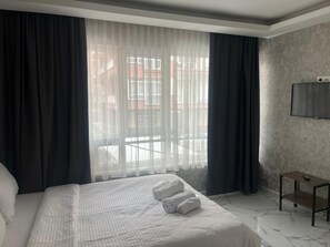 Phòng đôi phong cách cổ điển, quang cảnh thành phố | Bàn, bàn ủi/dụng cụ ủi quần áo, truy cập Internet không dây miễn phí 
