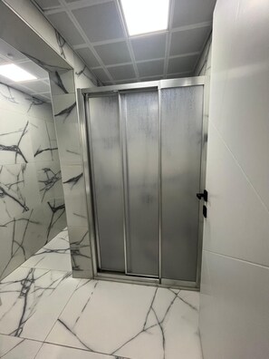 Deluxe-Zweibettzimmer, Stadtblick | Badezimmer