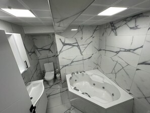Dusche, Hausschuhe, Handtücher, Seife