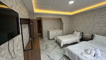 Habitación familiar, vista a la ciudad | Escritorio, tabla de planchar con plancha y wifi gratis