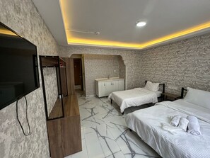 Chambre familiale, vue sur la ville | Bureau, fer et planche à repasser, accès au Wi-Fi (inclus)