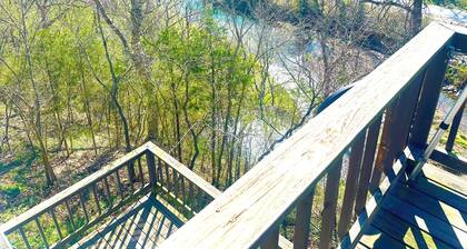 Flat Creek Overlook is a beautiful place to stay 20 min from roaring river!