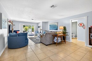 TV, offices - The Golden Palm | Pool & Game Room | Sleeps 8 (Largo)