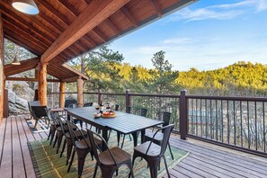 Outdoor dining - Last Stand Pines is a charming cabin in Custer perfect for family getaways (Custer)