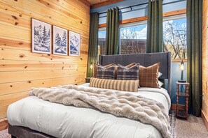 5 bedrooms, iron/ironing board, WiFi, bed sheets - Last Stand Pines is a charming cabin in Custer perfect for family getaways (Custer)