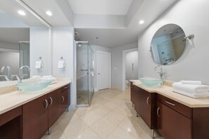 Shower, jetted bath, towels - Bella Luna 908 with Pool (Orange Beach)