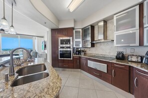 Fridge, microwave, oven, stovetop - Bella Luna 908 with Pool (Orange Beach)