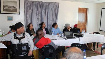 Chambre, plusieurs chambres, accessible aux personnes à mobilité réduite, fumeur | Salle de réunion