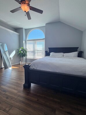 5 bedrooms, iron/ironing board, WiFi - Spacious+Near Lakes 15 mins from Stadium Sleeps 12 (Blue Springs)