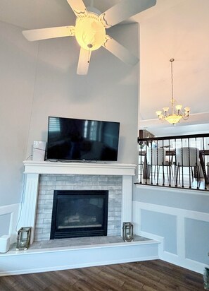 Interior - Spacious+Near Lakes 15 mins from Stadium Sleeps 12 (Blue Springs)