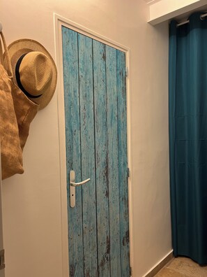 Interior - Waterfront studio on La Bergerie beach, facing Porquerolles (Hyères)