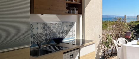 Frigorífico, microondas, horno y placa de cocina