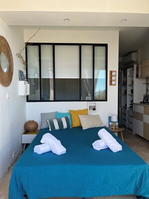 1 bedroom, iron/ironing board, travel cot, WiFi - Waterfront studio on La Bergerie beach, facing Porquerolles (Hyères)