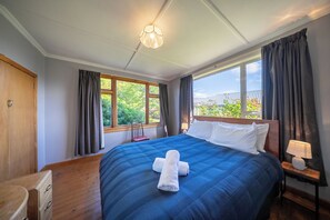 3 bedrooms, iron/ironing board, WiFi, bed sheets - Darling on Dorizac - Te Anau Holiday Home (Te Anau)