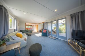 TV - Darling on Dorizac - Te Anau Holiday Home (Te Anau)