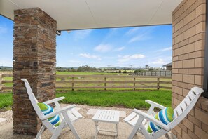 Terrace/patio - Riverside Retreat - Waipu Holiday Home (Waipu)