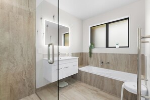 Shower, hair dryer - Riverside Retreat - Waipu Holiday Home (Waipu)