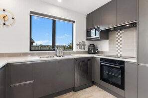 Fridge, microwave, dishwasher, coffee/tea maker - Riverside Retreat - Waipu Holiday Home (Waipu)