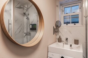 Dusche, Haartrockner, Handtücher, Shampoo