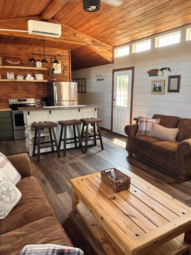 Paws and Unwind at Black Dog Cabins, 2-bedroom cabin 1/2 mile South of Rend Lake