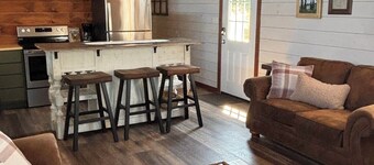 Paws and Unwind at Black Dog Cabins, 2-bedroom cabin 1/2 mile South of Rend Lake
