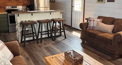 Paws and Unwind at Black Dog Cabins, 2-bedroom cabin 1/2 mile South of Rend Lake