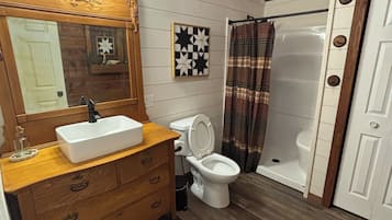 Douche, sĂšche-cheveux, serviettes fournies, savon