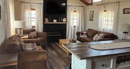 Paws and Unwind at Black Dog Cabins, 2-bedroom cabin 1/2 mile South of Rend Lake