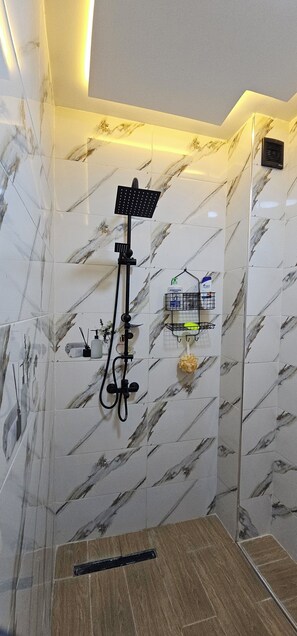 Shower, bidet, towels, soap - Apartment in Martil Playa | 3 minutes walk to the sea (Martil)