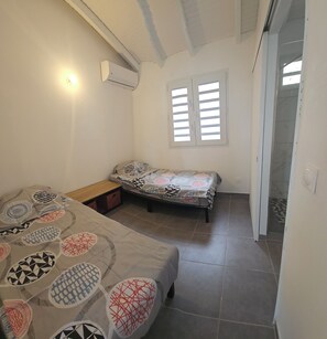 2 bedrooms, bed sheets - Discover this pretty T3 apartment, ideal for a stay. (Sainte-Anne)