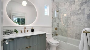 Hair dryer, towels, soap, toilet paper - The Hollywood Edit  -  Modern Design Residence (Los Angeles)