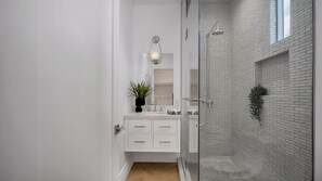 Sèche-cheveux, serviettes fournies, savon, papier toilette