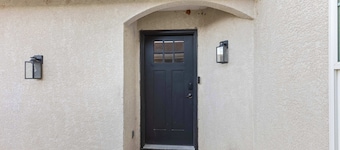 Warm 4BR Home with Fire Pit, Sunset Deck,Sleeps 10