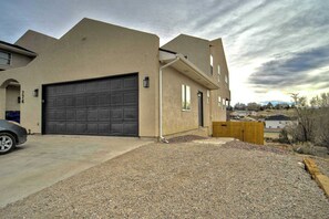 Exterior - Modern 2BR Home, Sleeps 8,Grill,Hot Tub & Fire Pit (Pueblo West)