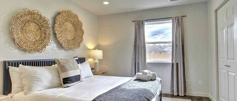 2 bedrooms, desk, WiFi, bed sheets