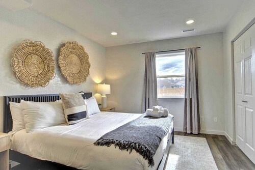 Modern 2BR Home, Sleeps 8,Grill,Hot Tub & Fire Pit