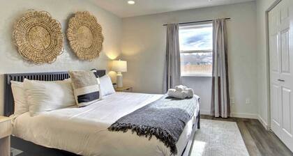 Modern 2BR Home, Sleeps 8,Grill,Hot Tub & Fire Pit