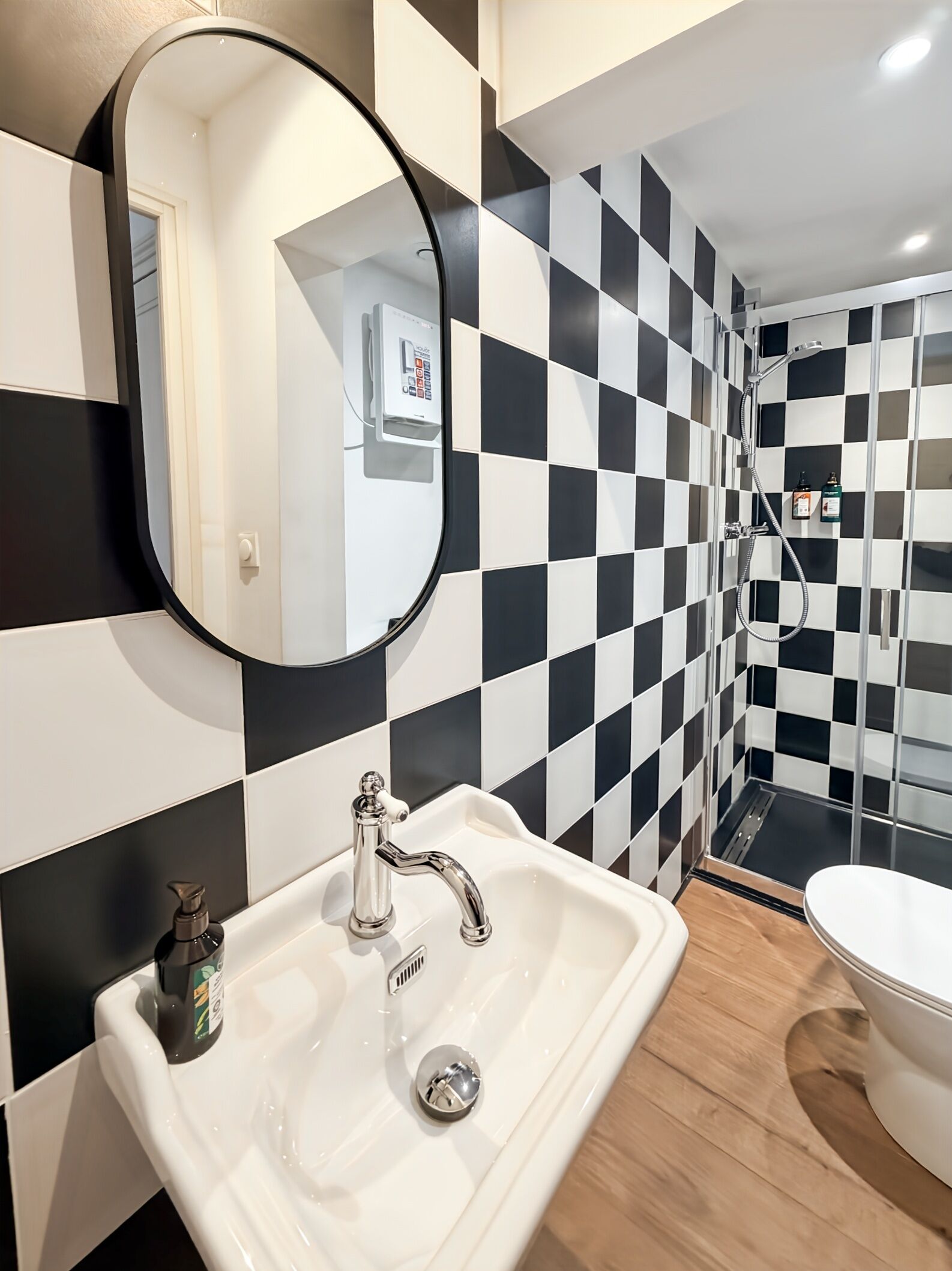 Een douche, een haardroger, handdoeken, zeep