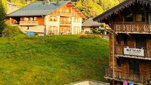 A chalet with a balcony and a sign reading "UP THE ALPS CHALET TELEPORTE". - Wifi, 3rd floor, view ski slopes, balcony, parking, tv, ski locker, 70m², Les Gets (Les Gets)