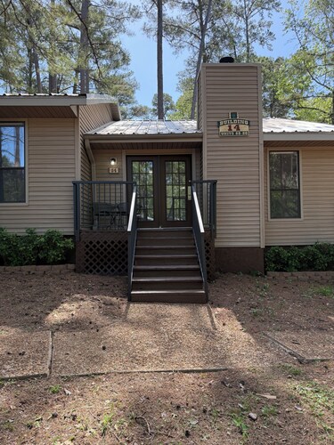 Charming 2-bedroom apartment with AC in Holly Lake Ranch